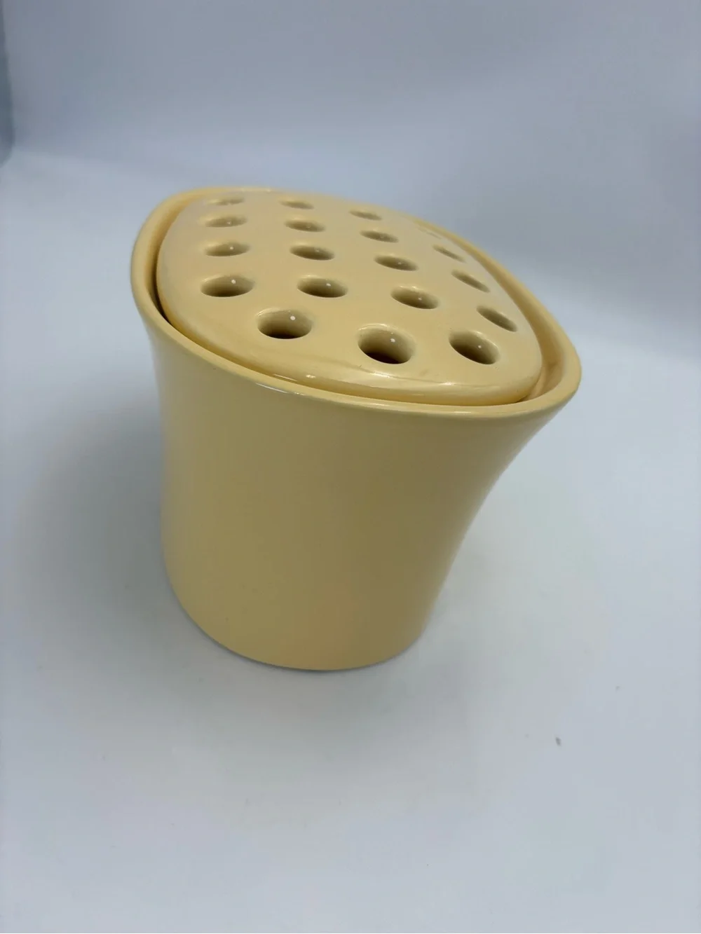 Vintage Southern Living At Home Butter Yellow Glazed Ceramic Vase w/Floral Frog